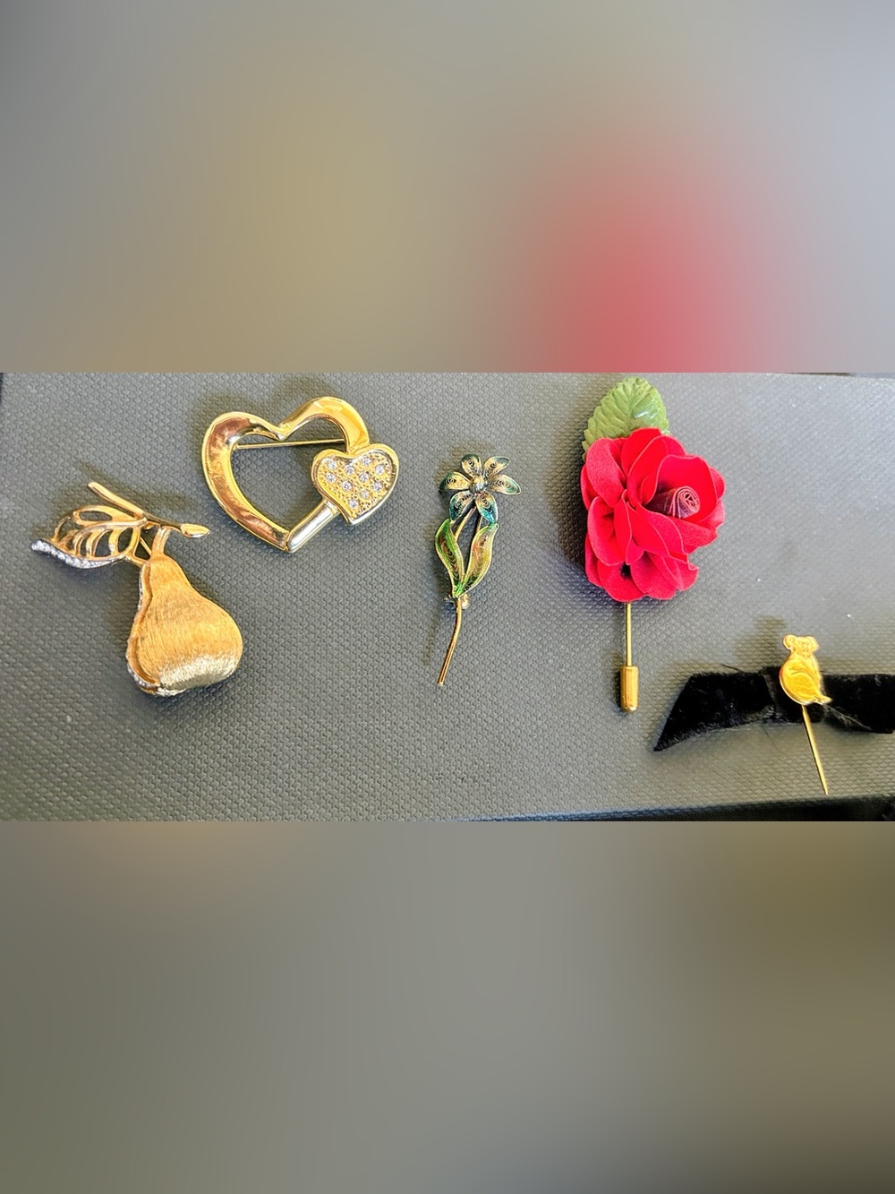 Vintage Women’s Brooches/Lapel Pins Set